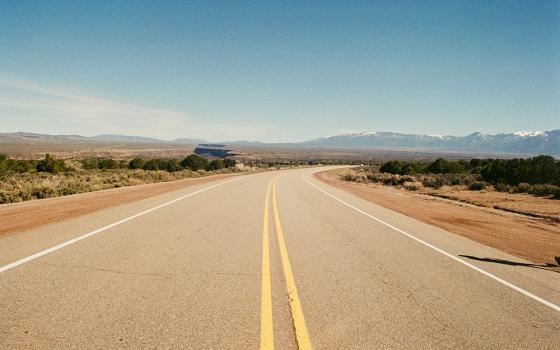 Highway through the desert in New Mexico (Unsplash/Moriah Wolfe)